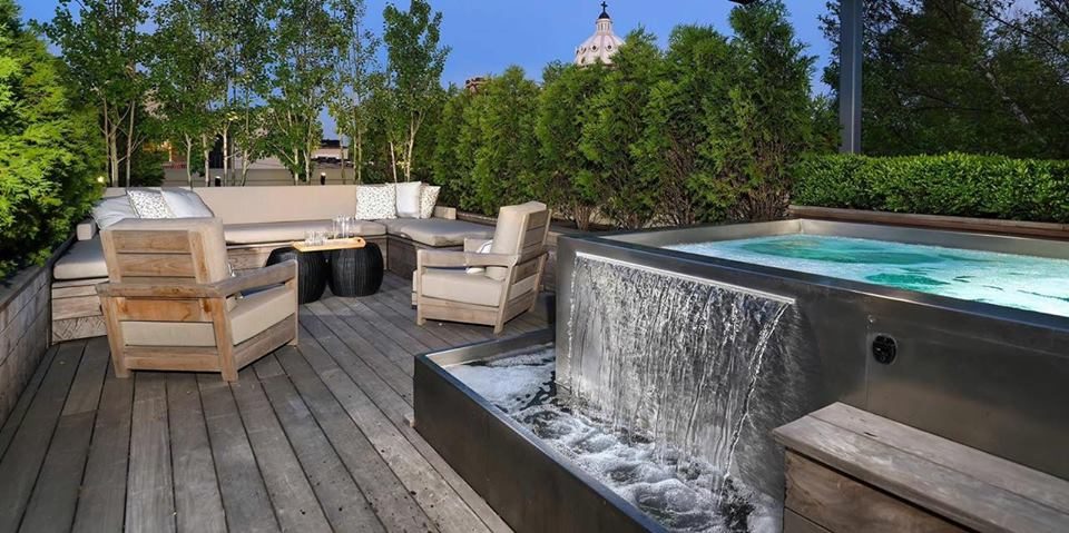 בריכת שחייה עם מפל חיצוני