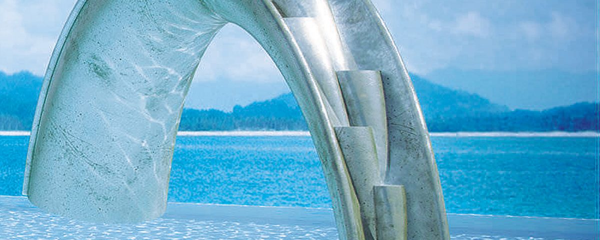 מפל מים מעל בריכה