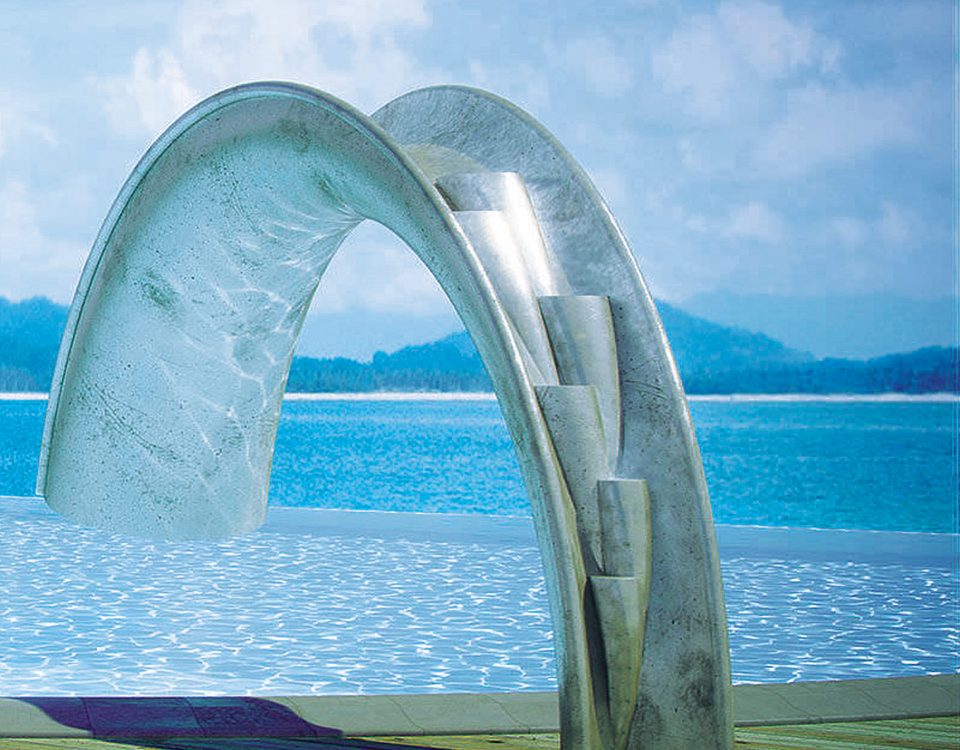 מפל מים מעל בריכה