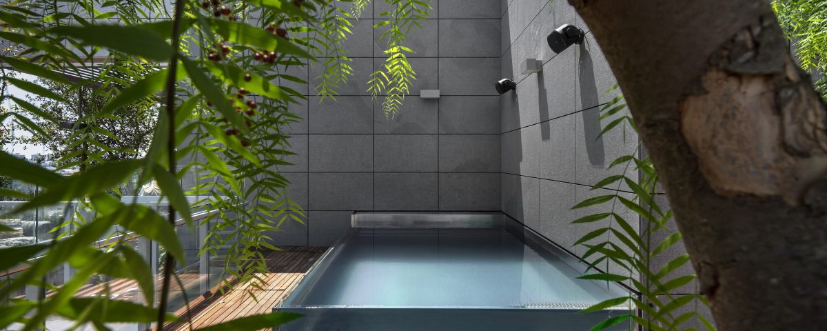 בריכת נירוסטה גלישה עם דופן שקופה