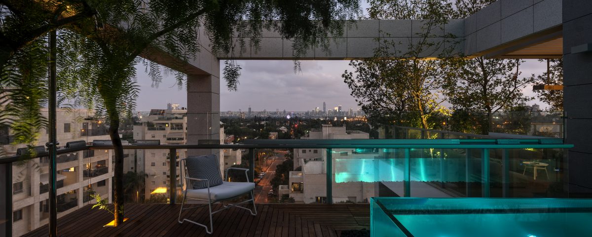 בריכה שקופה ומוארת