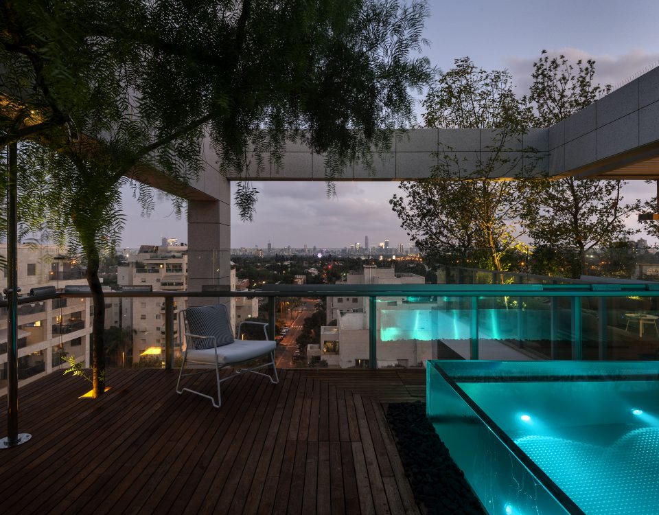 בריכה שקופה ומוארת