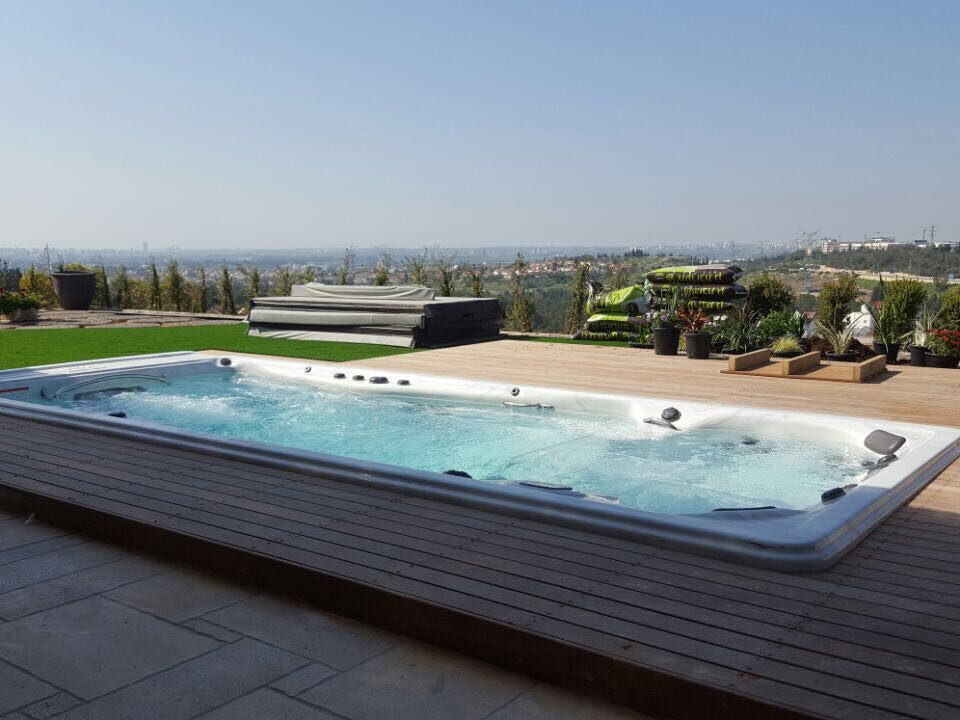 Trainer 18 בריכת זרמים עם 39 ג'טים