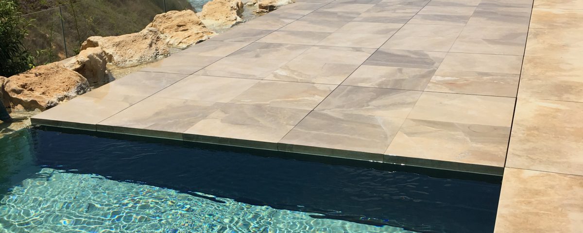 בריכת גלישה עם רצפה הידראולית חלקית