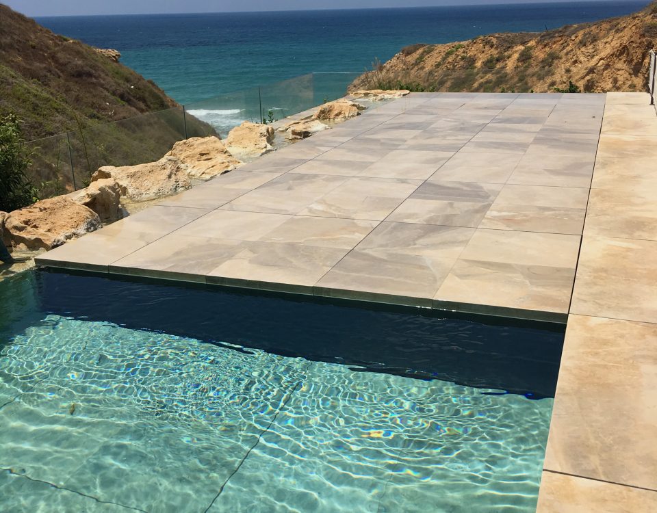 בריכת גלישה עם רצפה הידראולית חלקית