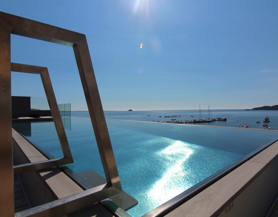 בריכת שחייה גלישה אינפניטי