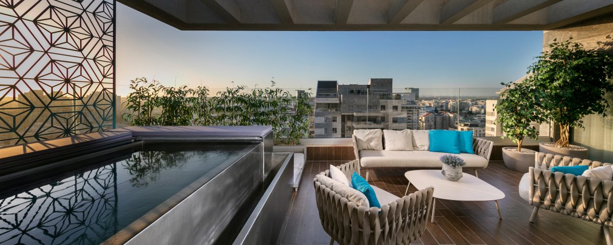 מרפסת מעוצבת בתל אביב עם בריכת נירוסטה