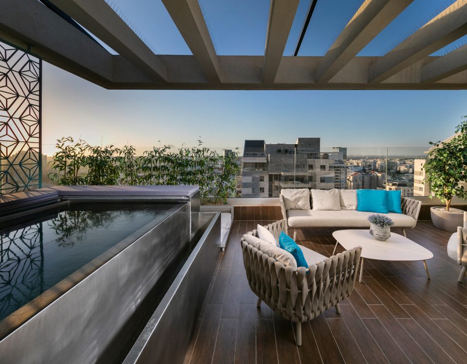 מרפסת מעוצבת בתל אביב עם בריכת נירוסטה