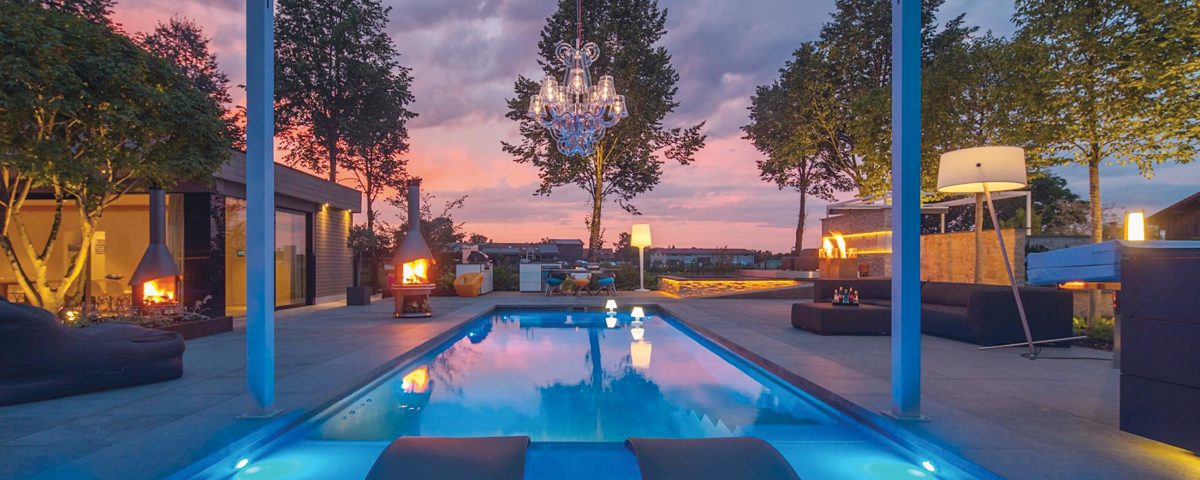 שטח שכשוך בבריכה עם אורות