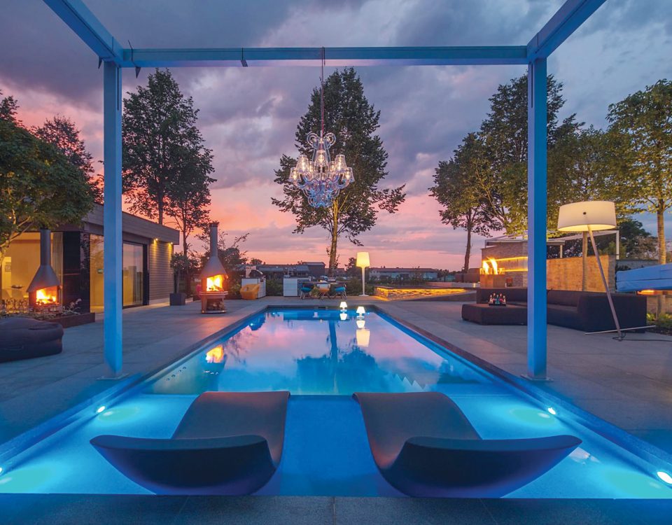 שטח שכשוך בבריכה עם אורות