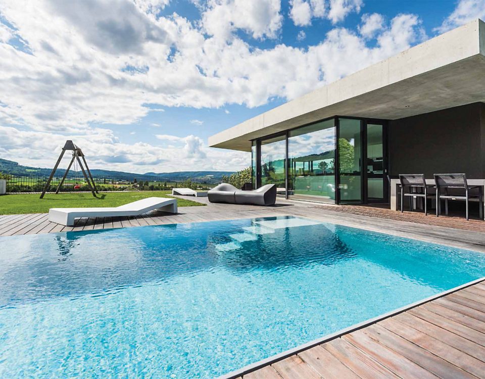 בריכה גדולה חיצונית