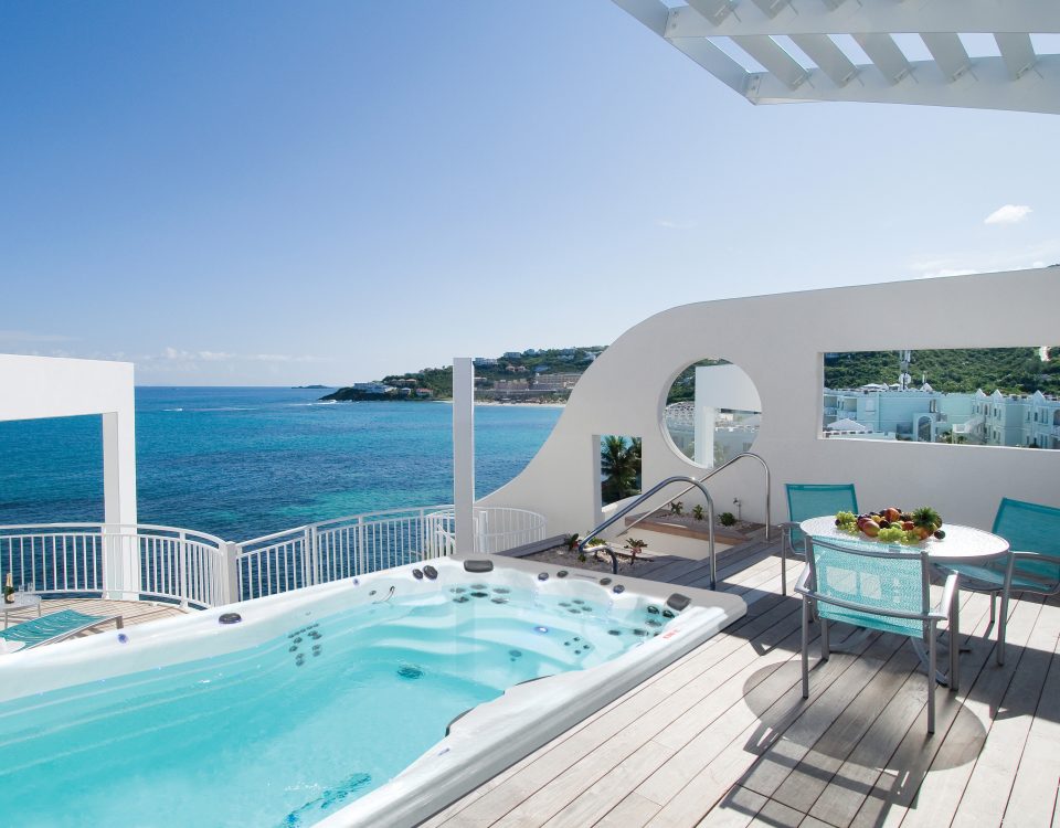 בריכת זרמים גדולים במרפסת