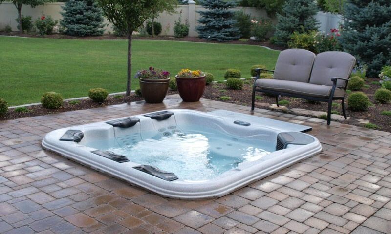 ג'קוזי גדול בגינה