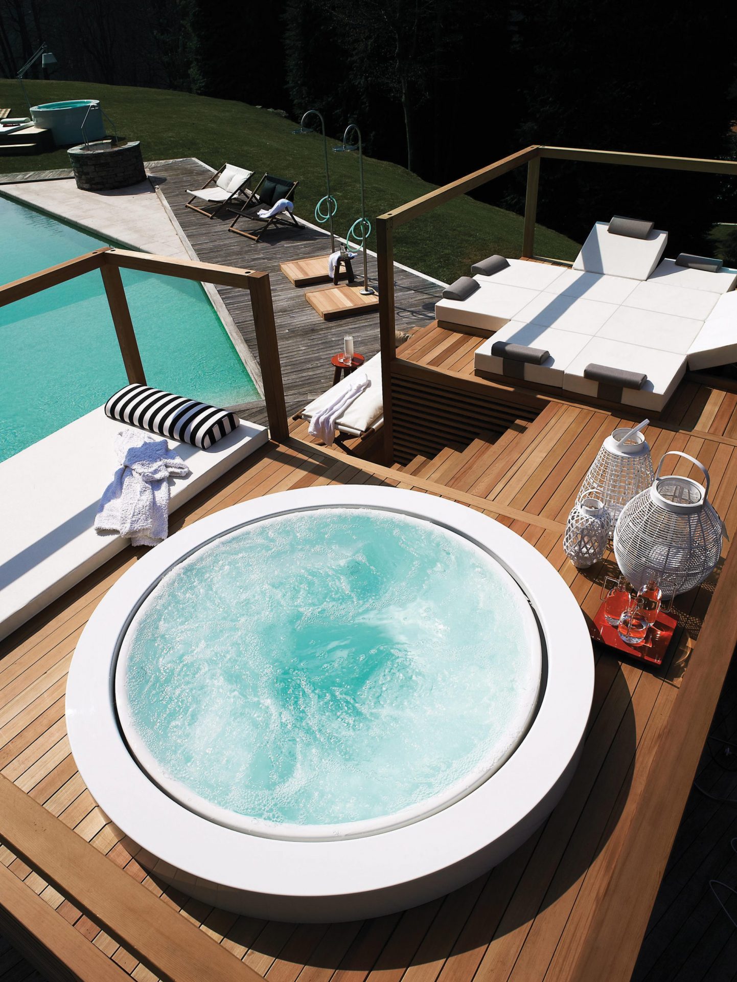 ג'קוזי עגול על דק בוילה הגלילית