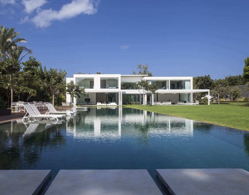 בית עם בריכה חיצונית ע"י אייל אורן