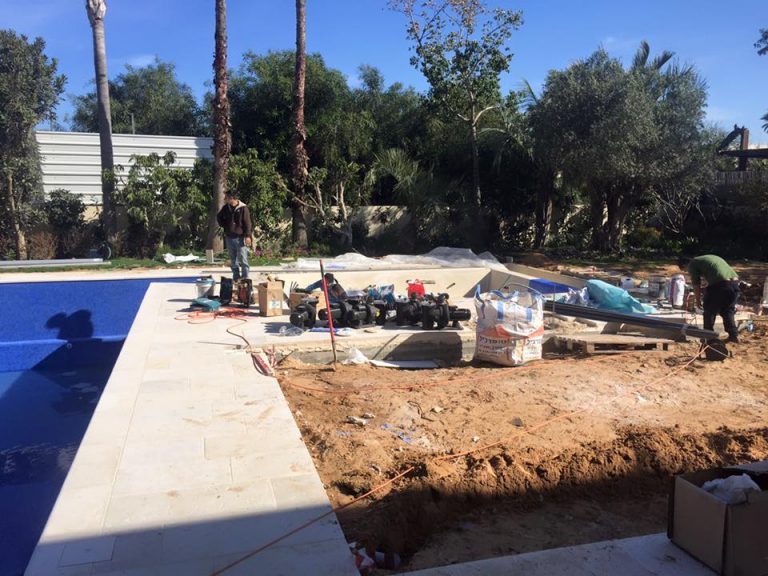 גקוזי ענק בחצר בשלבי בנייה עם פועלים