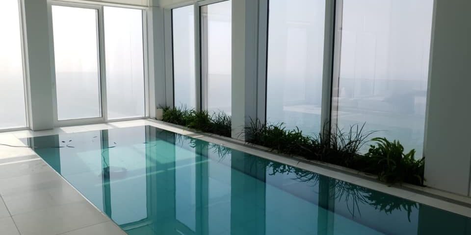 בריכת שחיה עם רצפה הידראולית בפנטהאוז