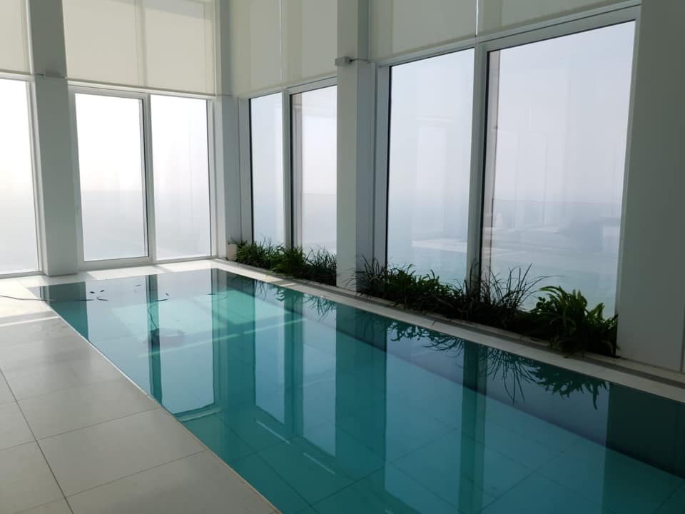 בריכת שחיה עם רצפה הידראולית בפנטהאוז