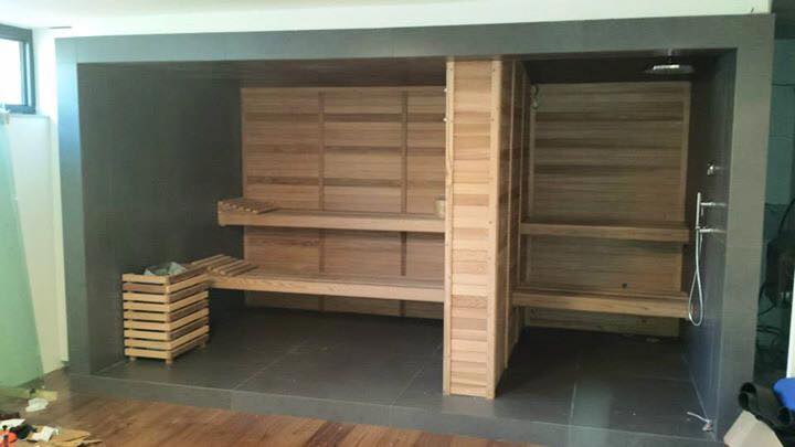 מתחם ספא עם חדר כושר דלתות פתוחות