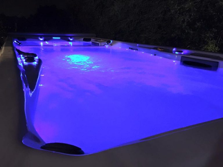 בריכת מייק פלפס בלילה