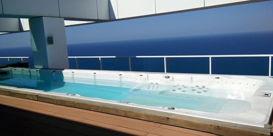 בריכת זרמים במלון איילנד נתניה