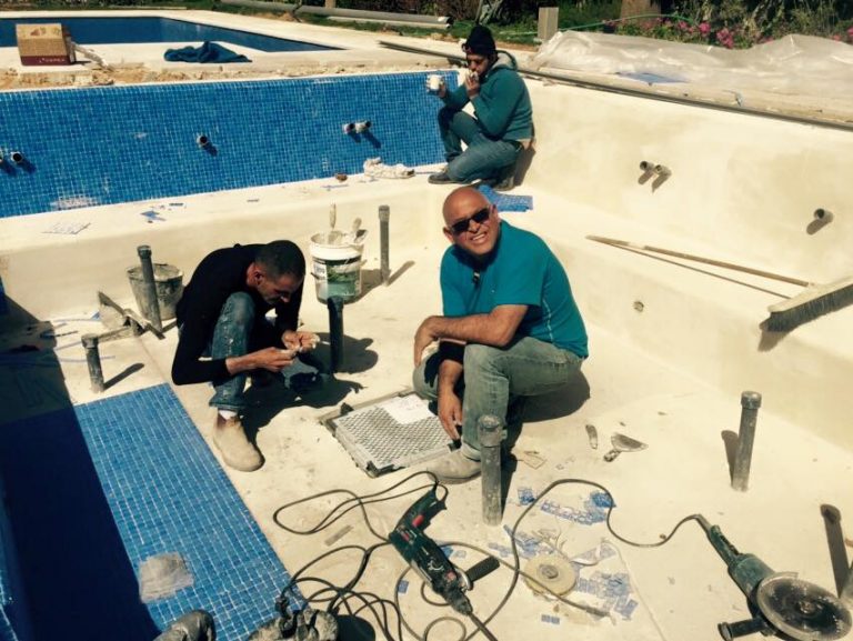 גקוזי בחצר ענק עם פועל מחייך