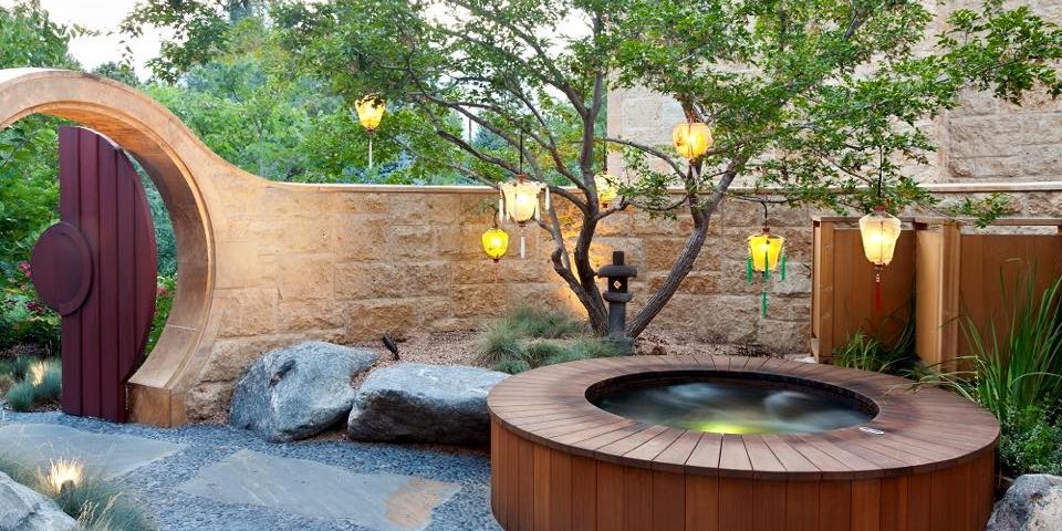 ג'קוזי קטן עגול בחוץ עם תאורה בעץ