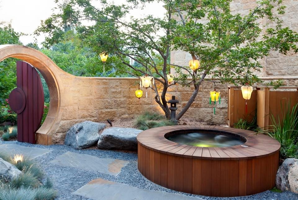 ג'קוזי קטן עגול בחוץ עם תאורה בעץ