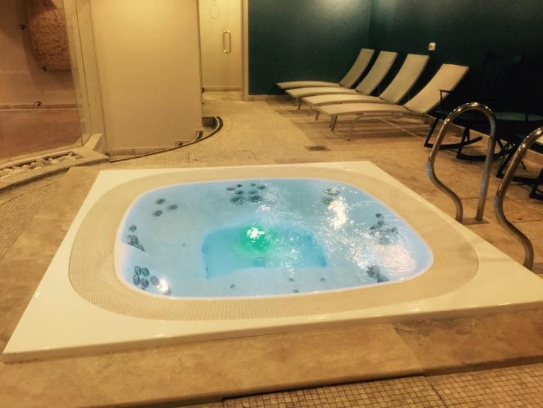 בריכה בהילטון אילת מבפנים