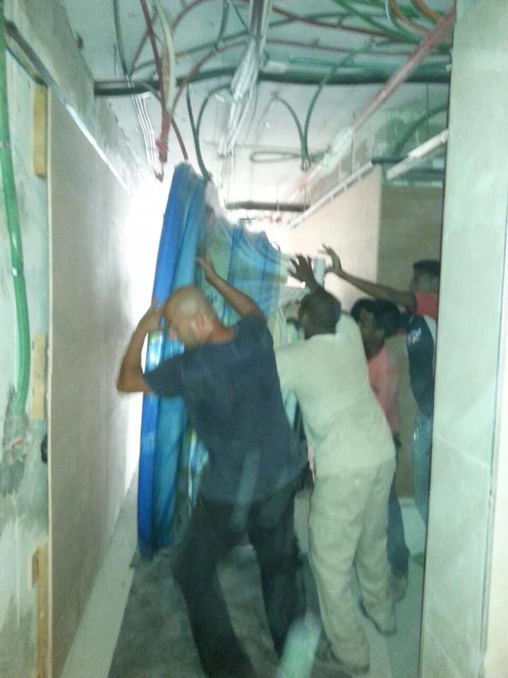 עובדים מזיזים את הספא למקום עובדים מזיזים את הספא למקום