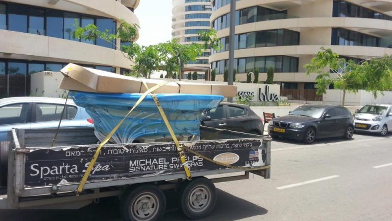 ספא בשלבי בנייה על גב משאית ספא בשלבי בנייה על גב משאית