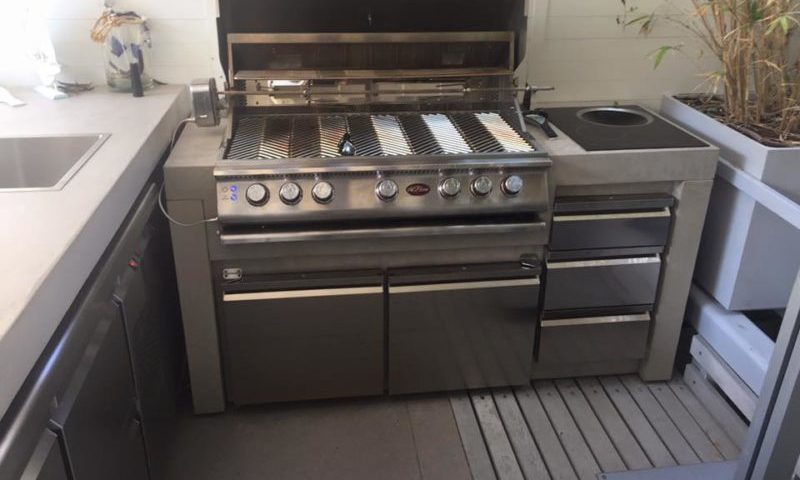 מטבח חוץ עם מנגל כיור ומגירות אחסון