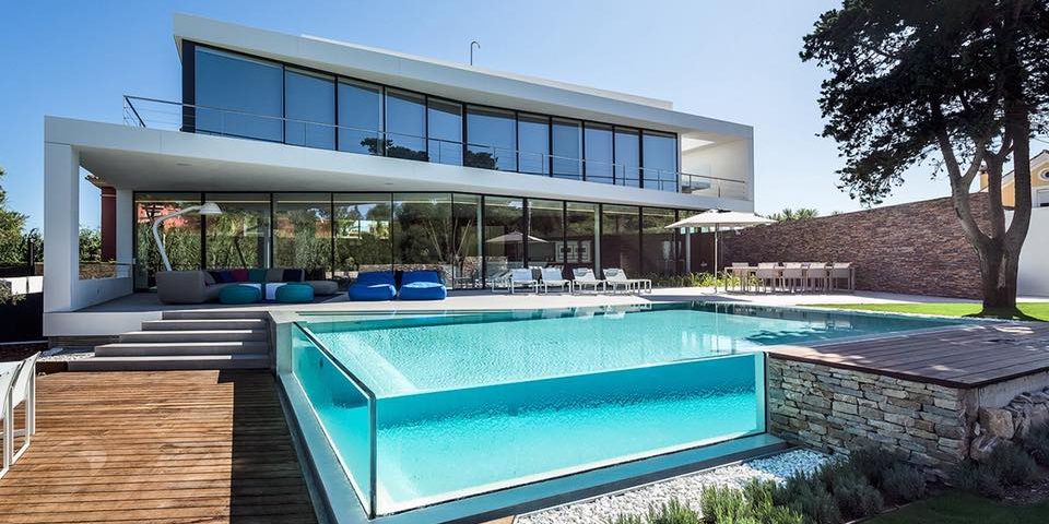 בריכה שקופה בבית פרטי