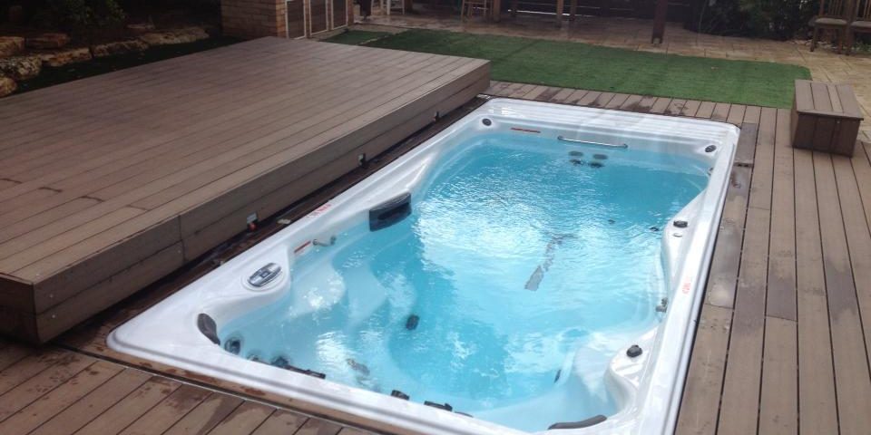 בריכת זרמים בתוך דק עם במת הזזה