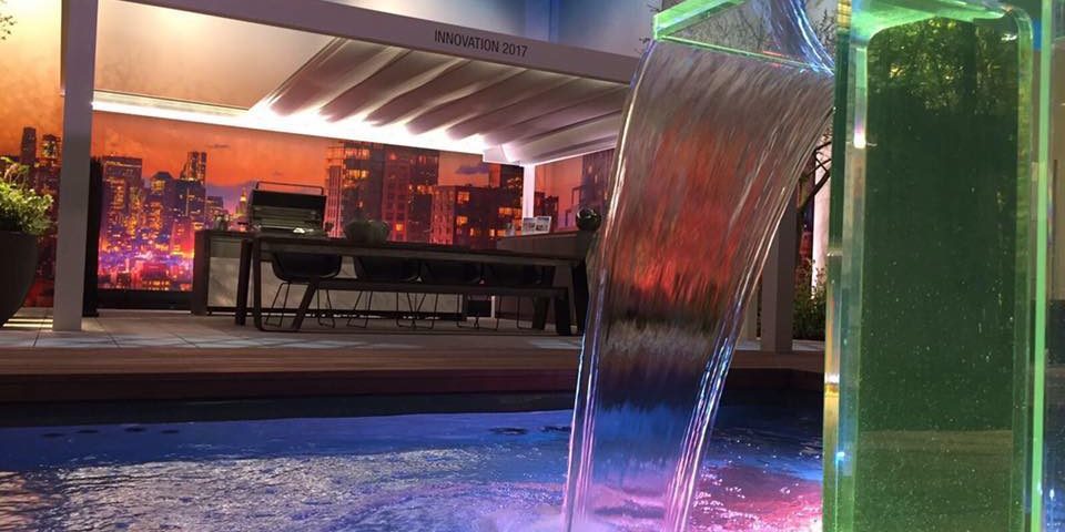 בריכת נירוסטה עם מפל