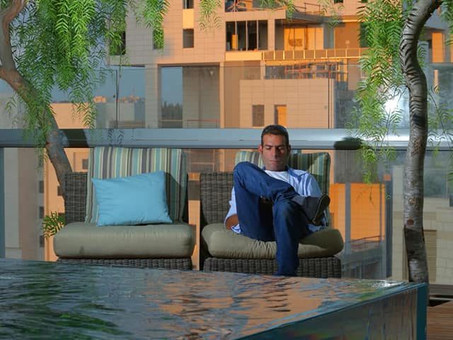 בריכה שקופה ומטבח חוץ על גג