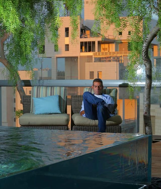 בריכה שקופה ומטבח חוץ על גג