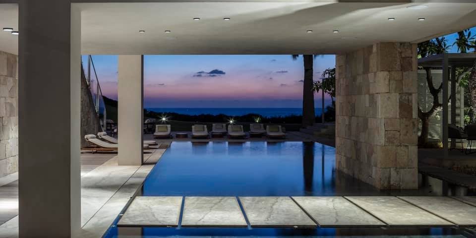 בריכה חצי פנימי וחצי חיצוני