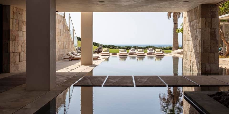 בית עם בריכה ואבני דרך בעיצוב של תהילה שלף