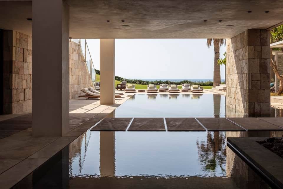 בית עם בריכה ואבני דרך בעיצוב של תהילה שלף