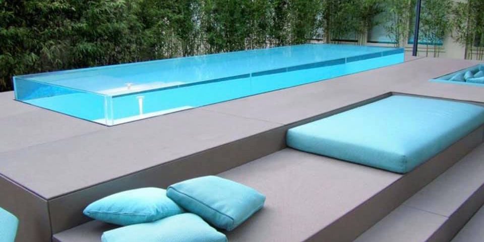 בריכת גלישה שקופה על גג