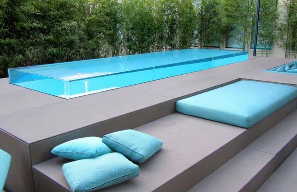 בריכת גלישה שקופה על גג