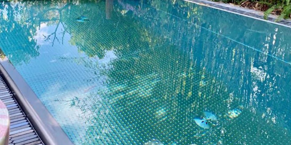 רצפה הידראולית לבריכה