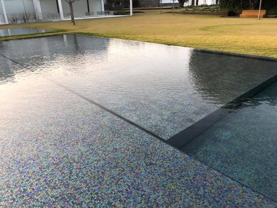 בריכה עם חדר מכונות תחתיו