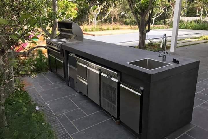 גריל 3 מבערים 36W במטבח חוץ משולב בטון