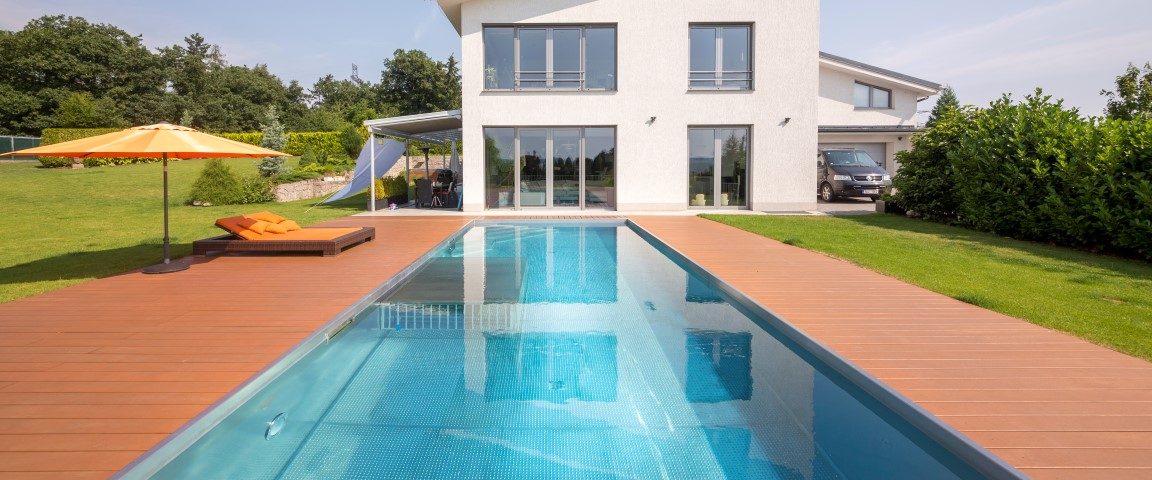 בית פרטי עם בריכת נירוסטה בחצר