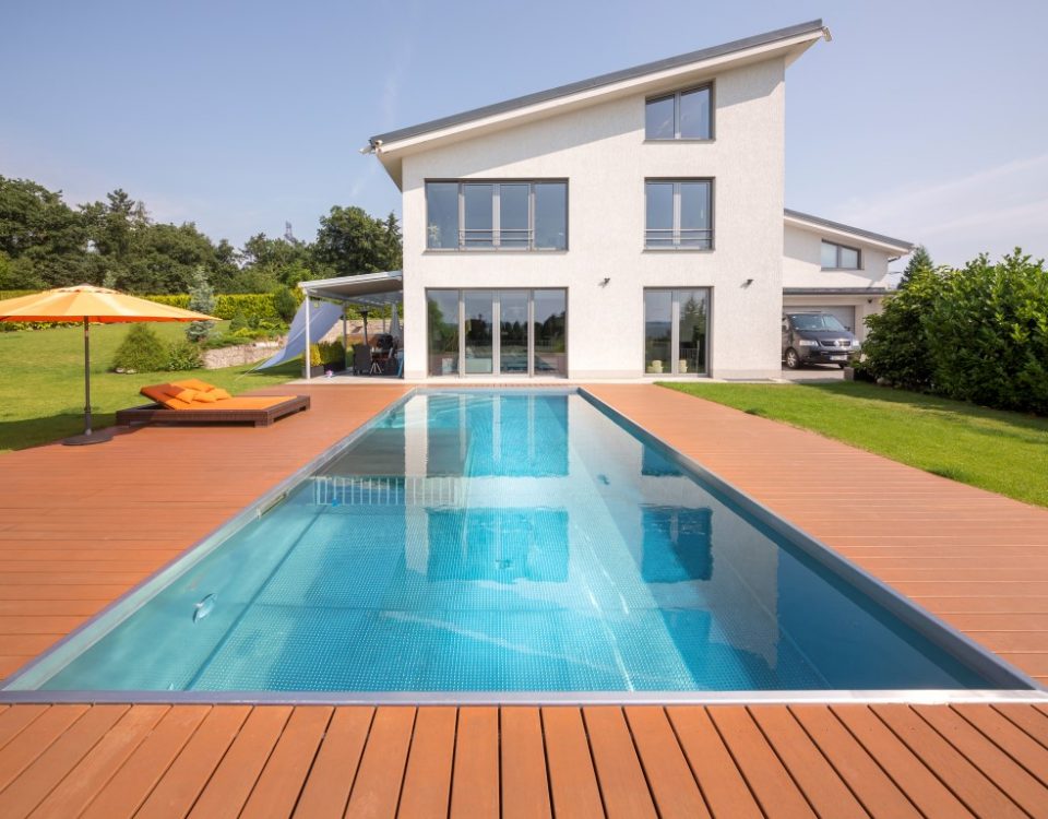 בית פרטי עם בריכת נירוסטה בחצר