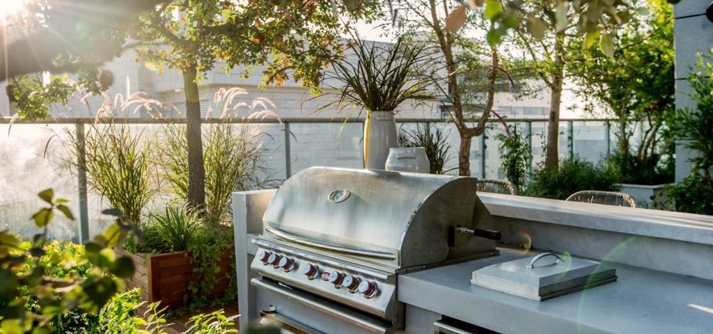 מטבח חוץ עם גריל 5 מבערים קונבנציונאלי