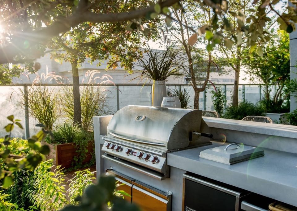 מטבח חוץ עם גריל 5 מבערים קונבנציונאלי