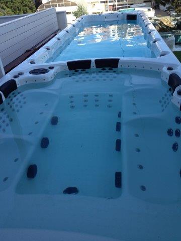 בריכה מלאה במים